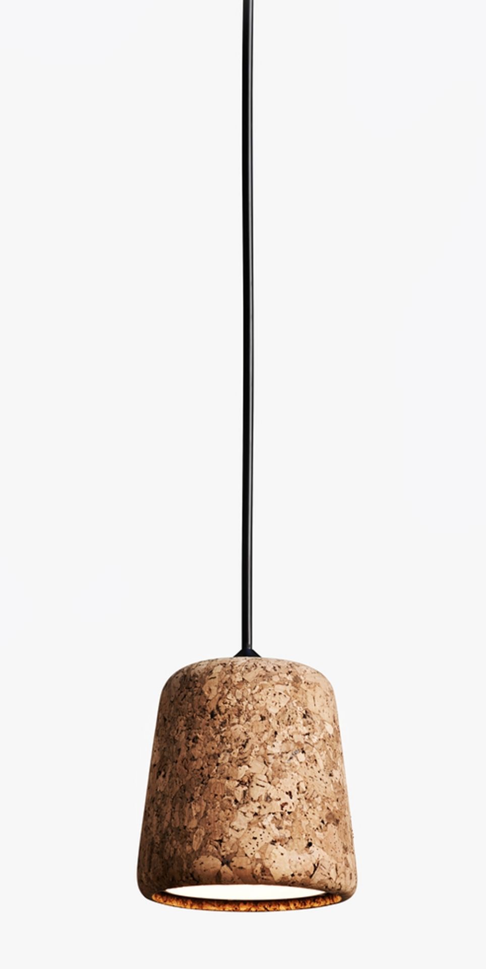 Material Pendant Pendelleuchte aus Kork von New Works mit schwarzem Kabel. Korklampe.