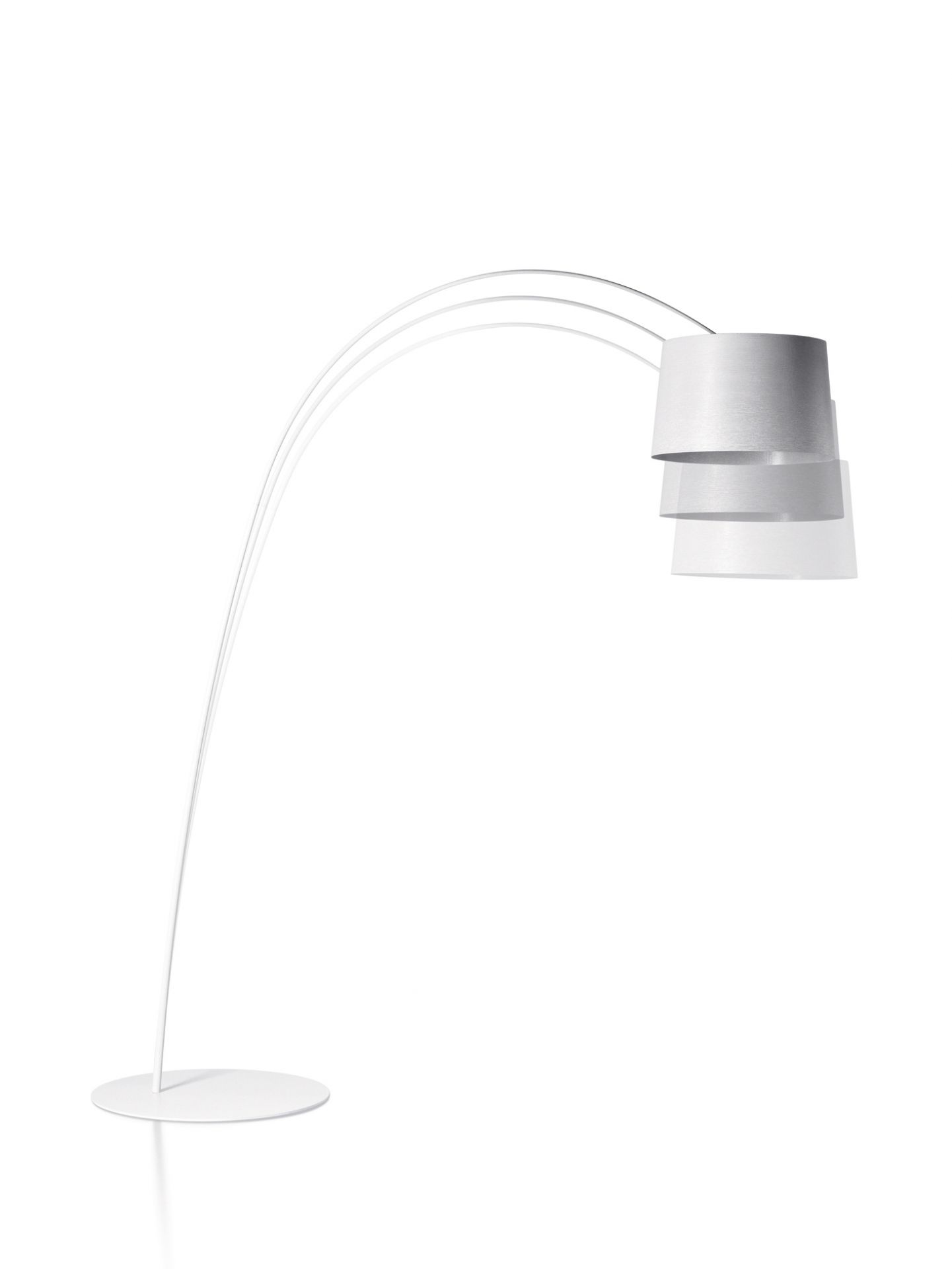 Weiße Twiggy Stehleuchte von Foscarini: Elegante Bogenleuchte mit dreifach gestuftem Lampenschirm für modernes Wohnambiente.