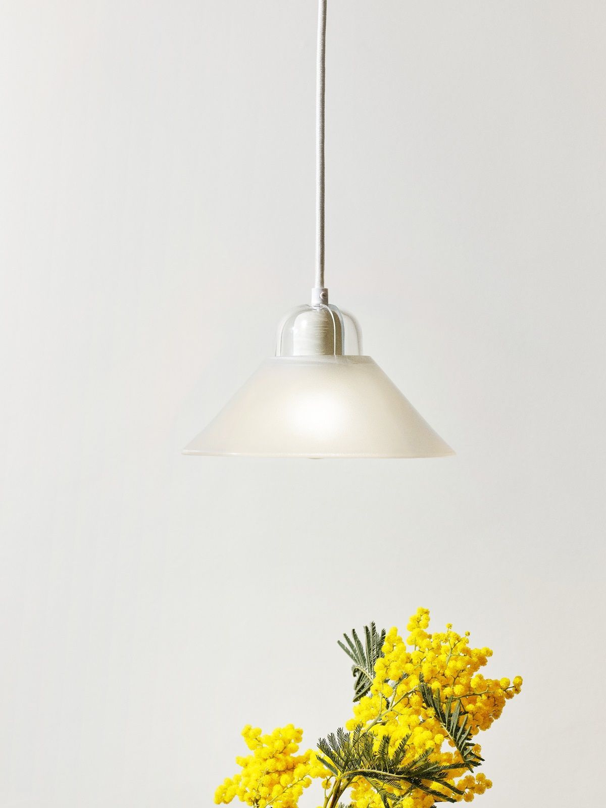 Weiße Kalo Pendelleuchte von Design House Stockholm, moderne Hängelampe für Wohnzimmer und Esszimmer.