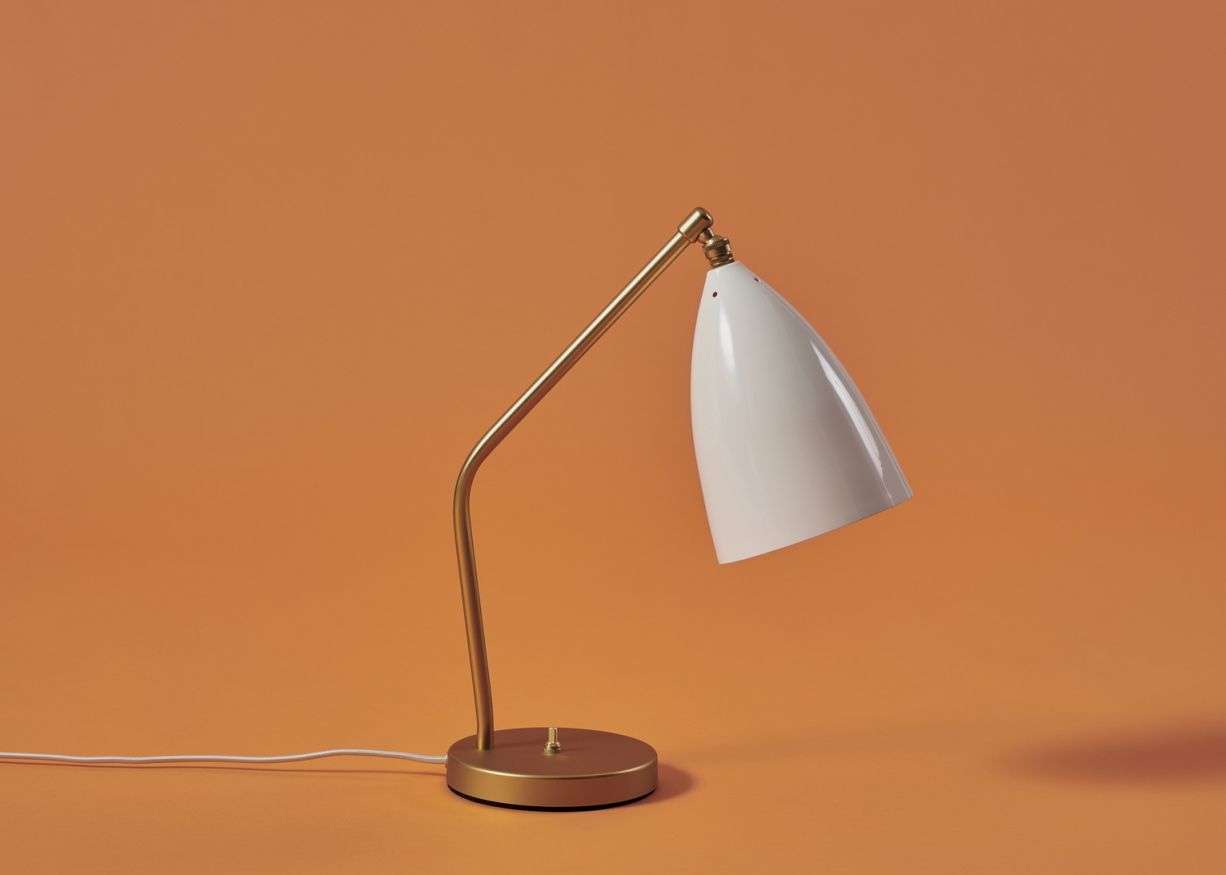 Gräshoppa Tischleuchte in Alabaster Weiß: Elegante Schreibtischlampe mit goldenem Gestell für stilvolles Licht.