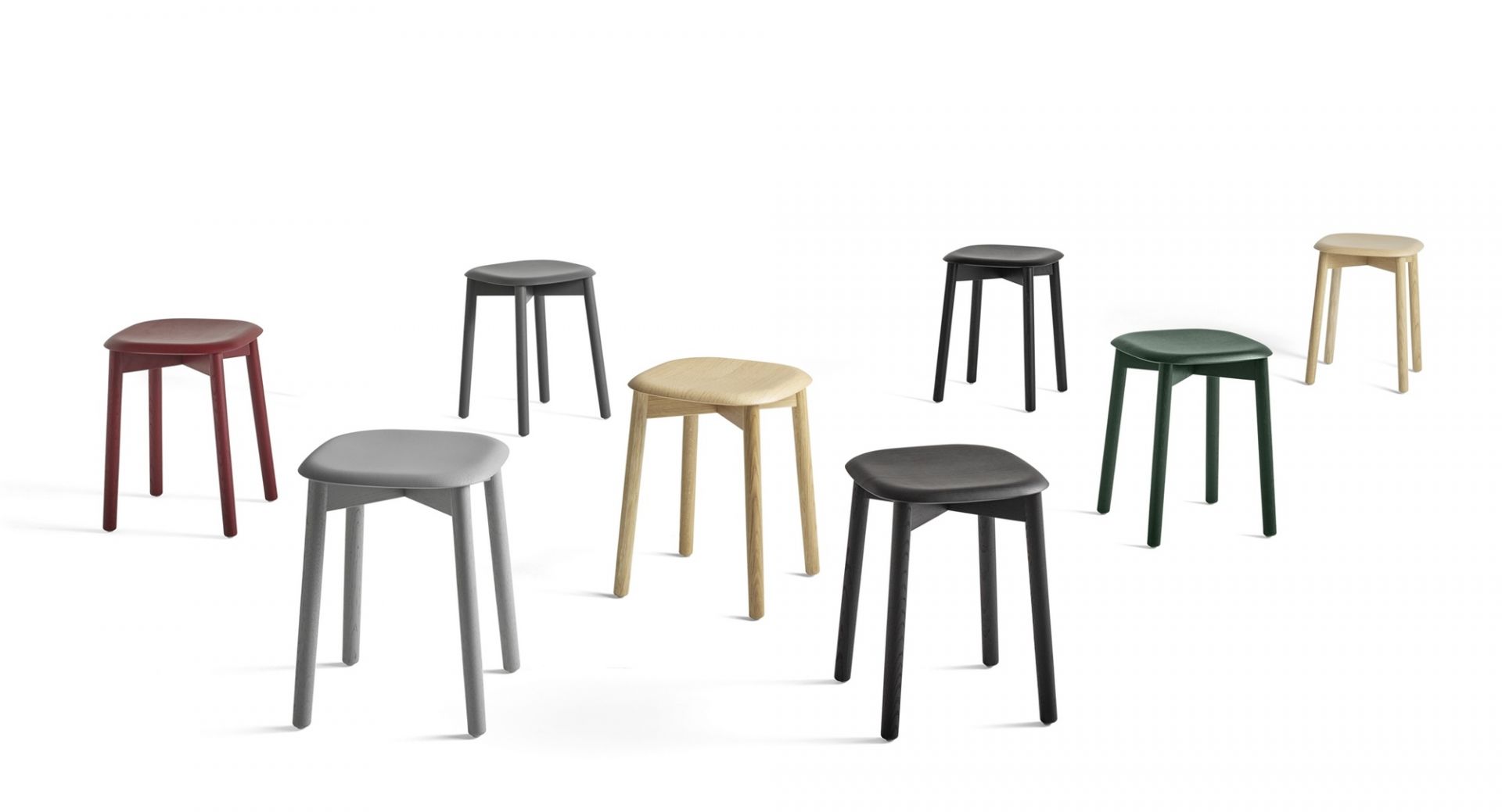 Verschiedene farbige Hay Soft Edge Hocker mit wasserbasiertem Lack, ideal für Küche und Bar.