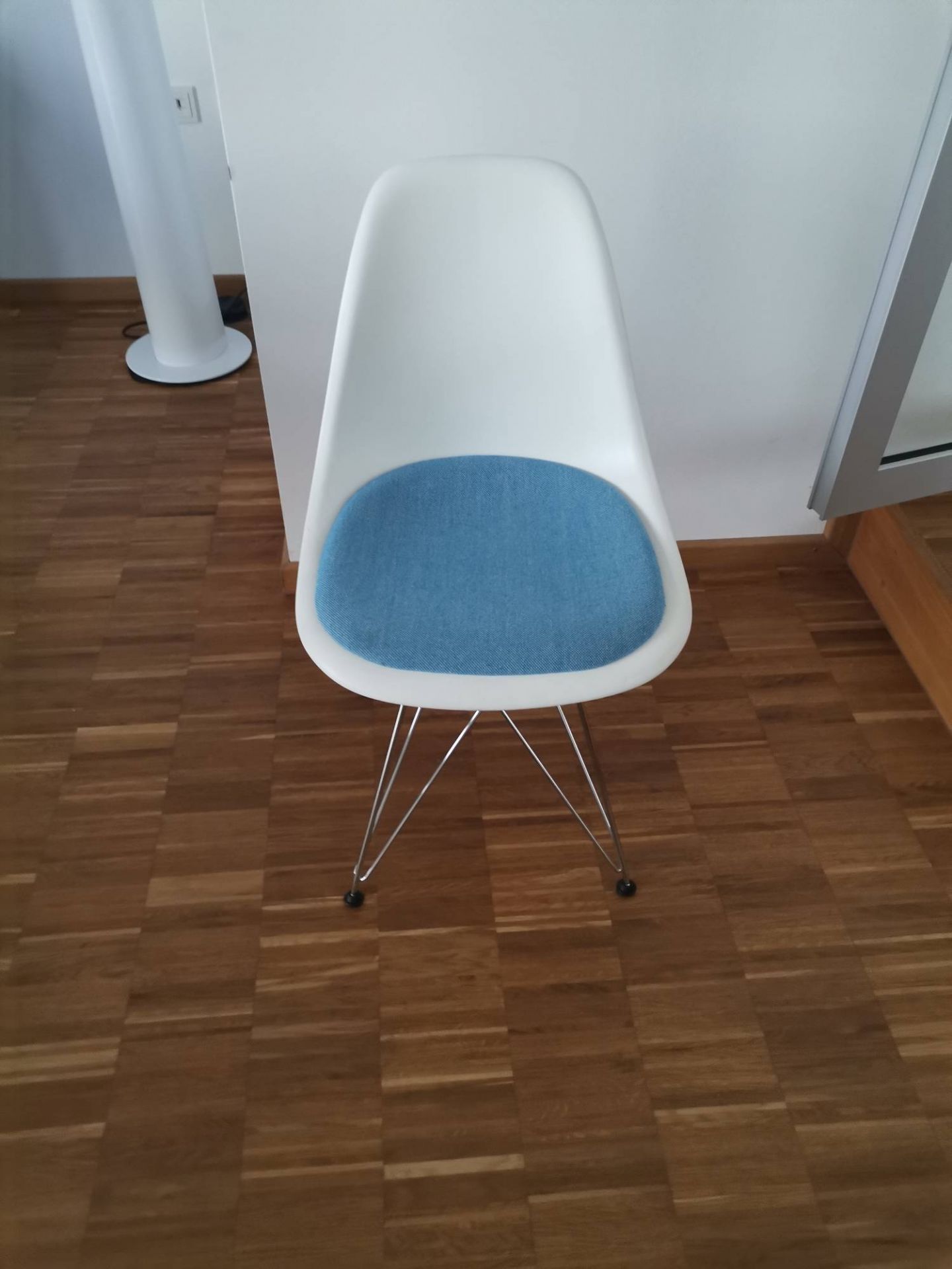 Eames Plastic Side Chair DSR Stuhl mit Sitzpolster Vitra Chrom - Hopsak BLAU, WEISS AUSSTELLUNGSSTÜCK