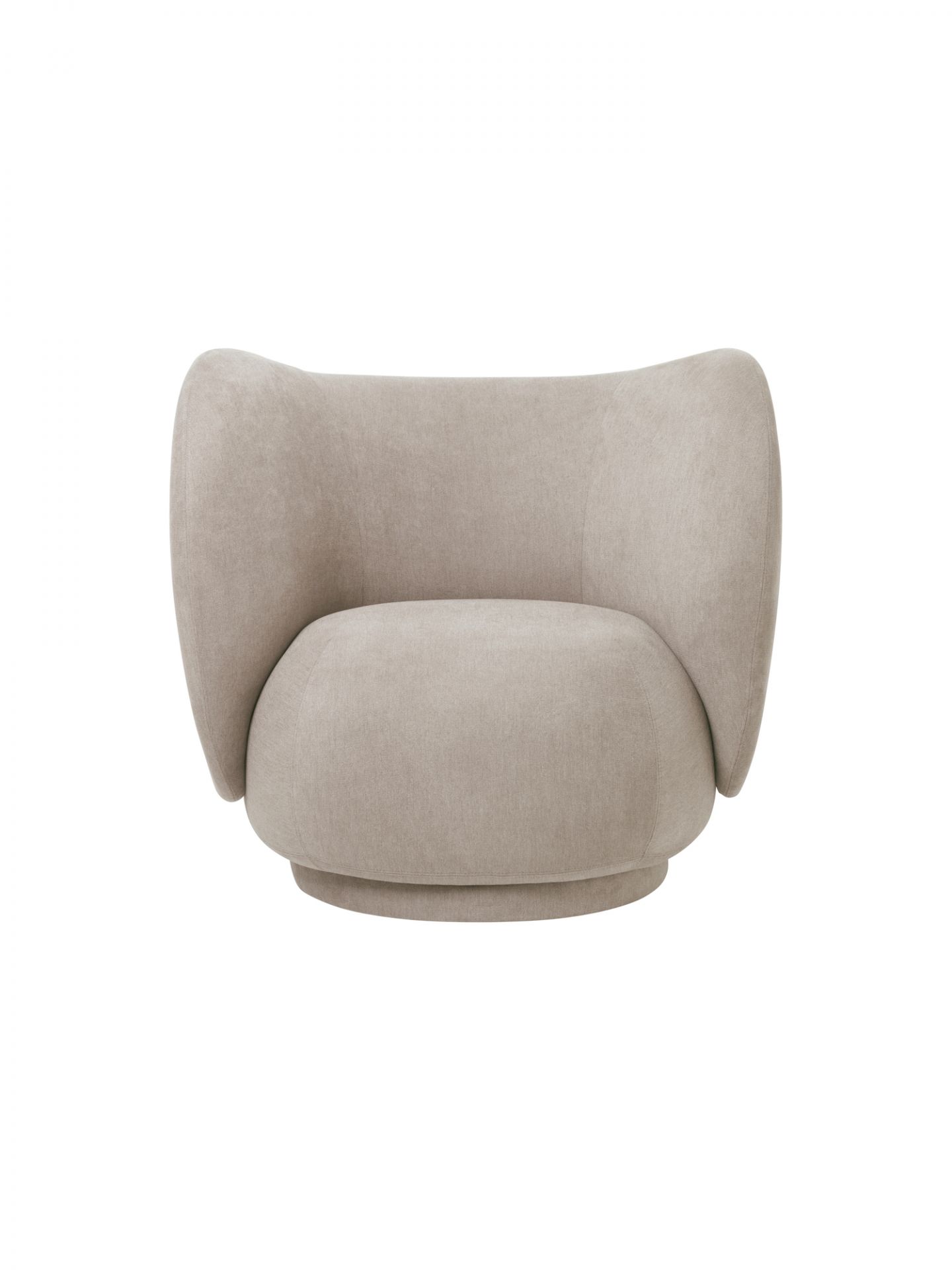 Frontansicht des Rico Lounge Sessel von Ferm Living in Sand, moderner Polstersessel.