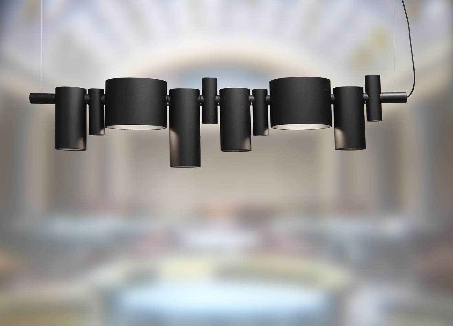 Schwarze Dancing Queen Hängeleuchte von Oluce mit zylindrischen Lampenschirmen für moderne Beleuchtung.