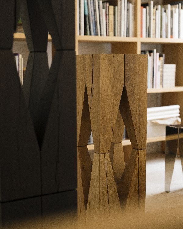 Backenzahn Hocker/Tischchen aus Stahl e15
