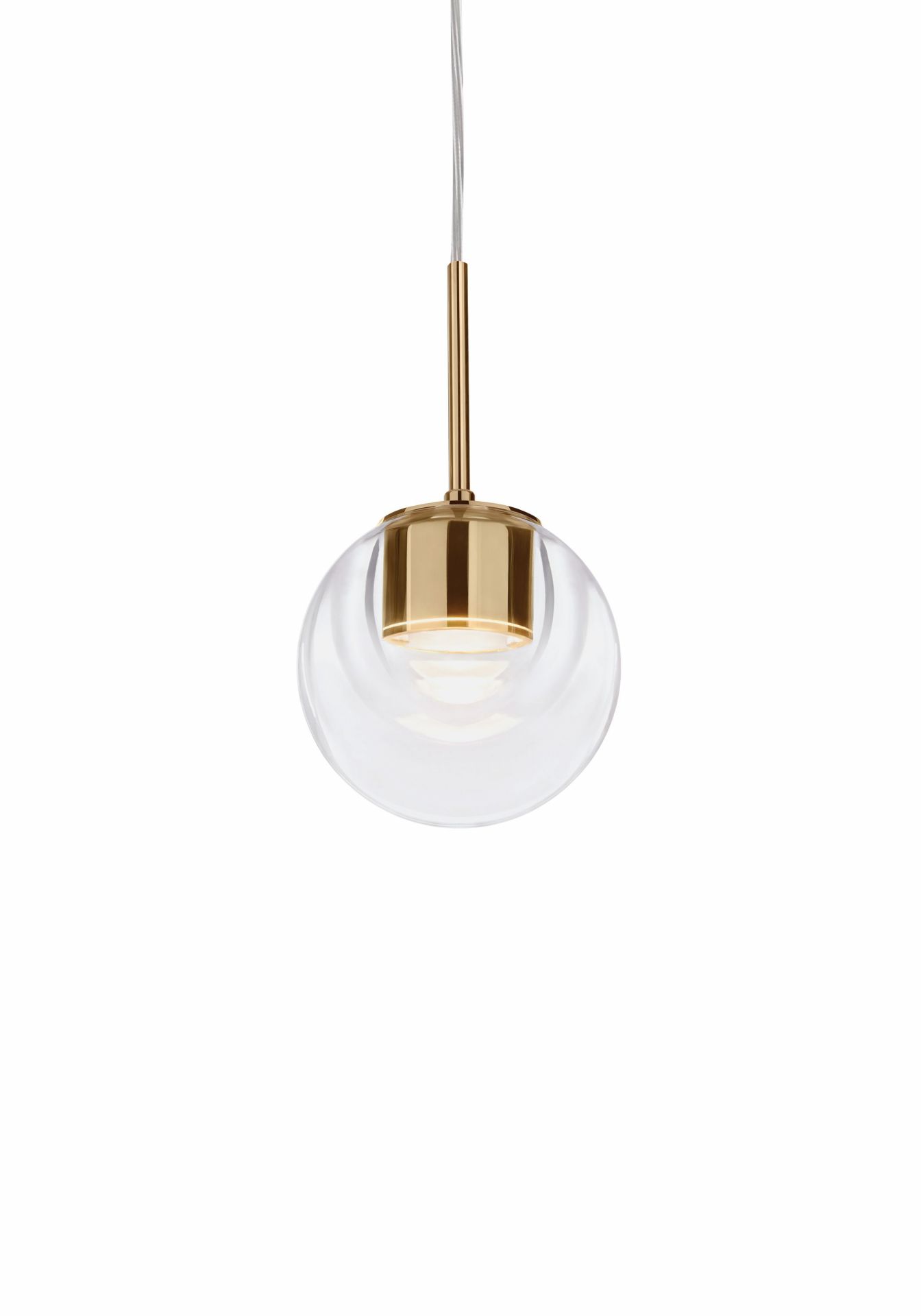 Nahaufnahme der Dew Pendelleuchte in Messing von Kdln mit klarem Glasschirm.