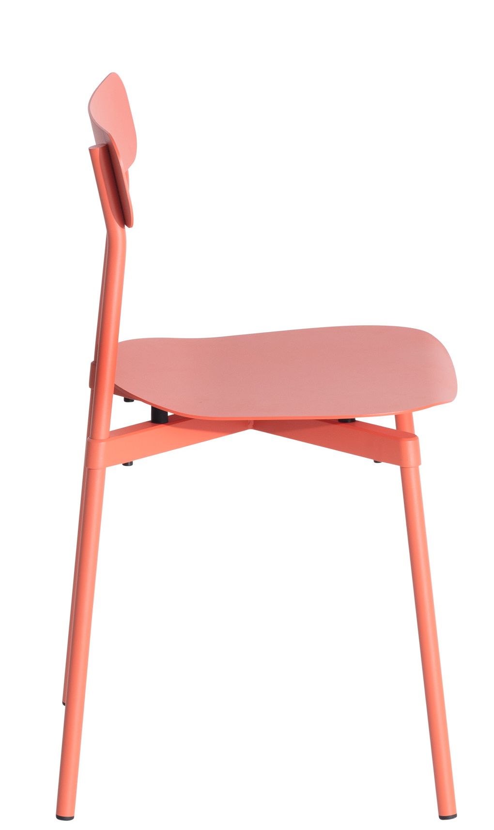 Seitenansicht des korallfarbenen Fromme Chair Stuhls von Petite Friture, moderner Designstuhl für Esszimmer und Büro.