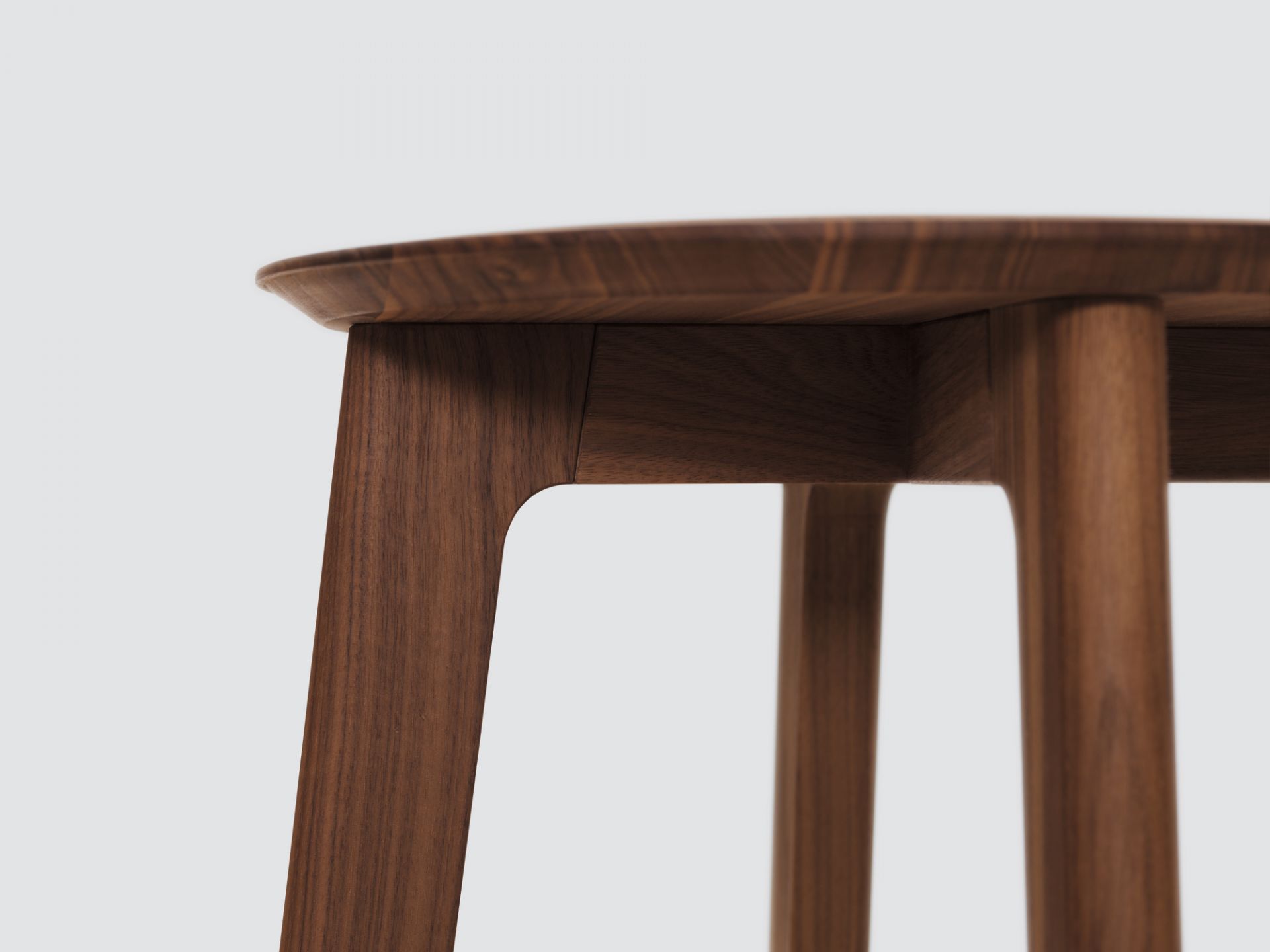 Detailaufnahme Barhocker aus Nussbaumholz, Höhe 80 cm, modernes Design für Küche oder Bar.