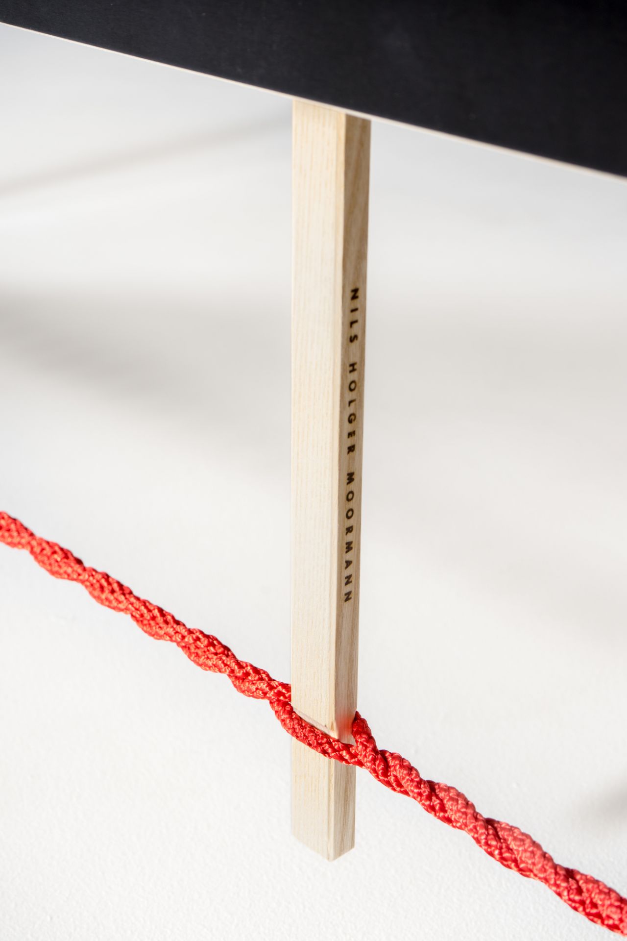 Langer Max Sitzbank 140 cm schwarz Seil rot Nils Holger Moormann