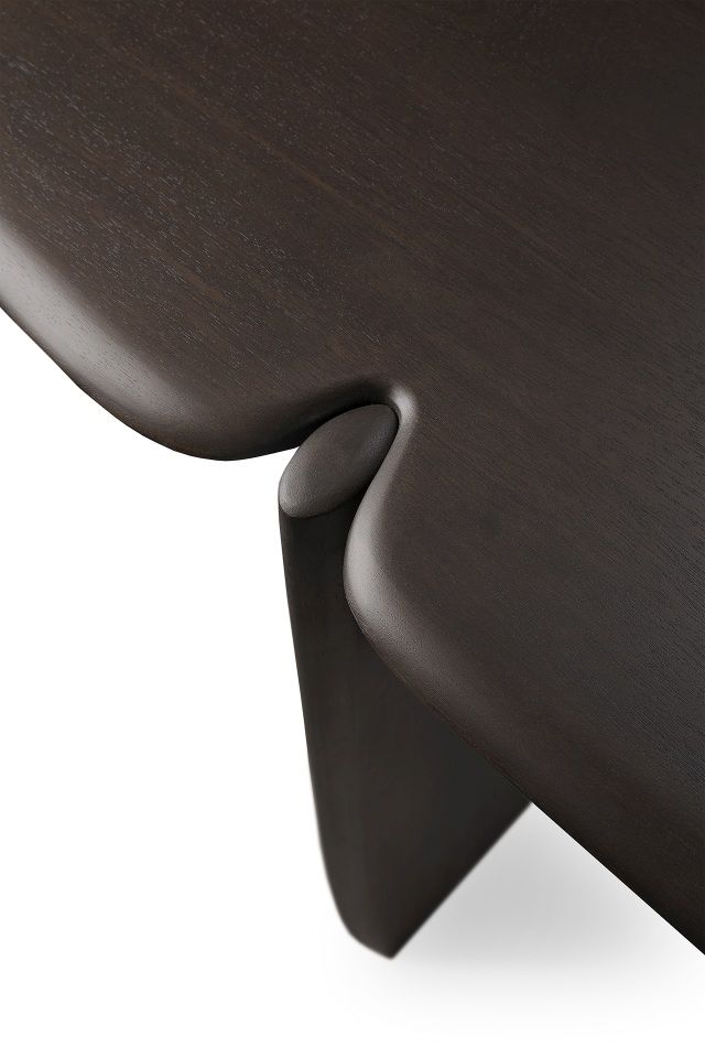 Detailansicht der Ethnicraft PI Konsole in Mahagoni dunkelbraun, Fokus auf die Holzverbindung.