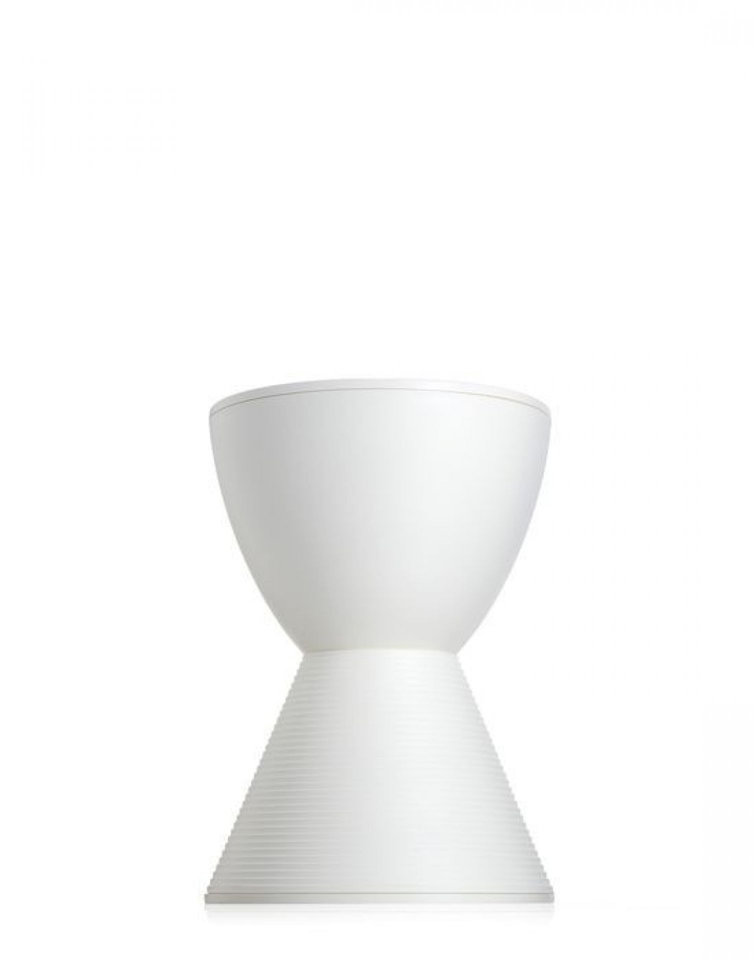 Prince AHA Hocker von Kartell, wachsweiss, modernes Design, Sitzhocker für Wohnzimmer und Garten.