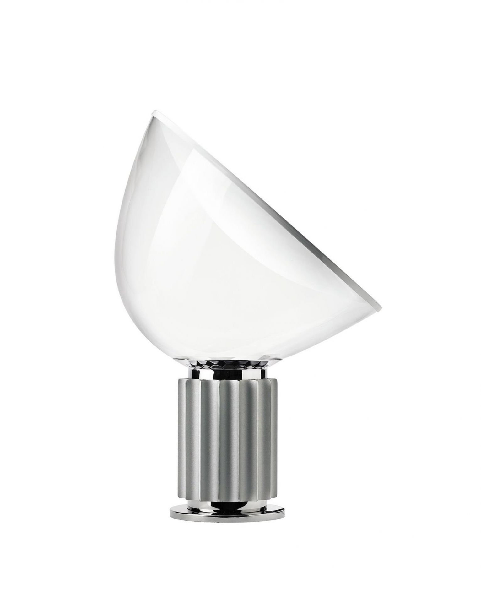 Taccia Tischleuchte von Flos in Silber: Moderne Designleuchte mit Glasschirm und geriffeltem Fuß.