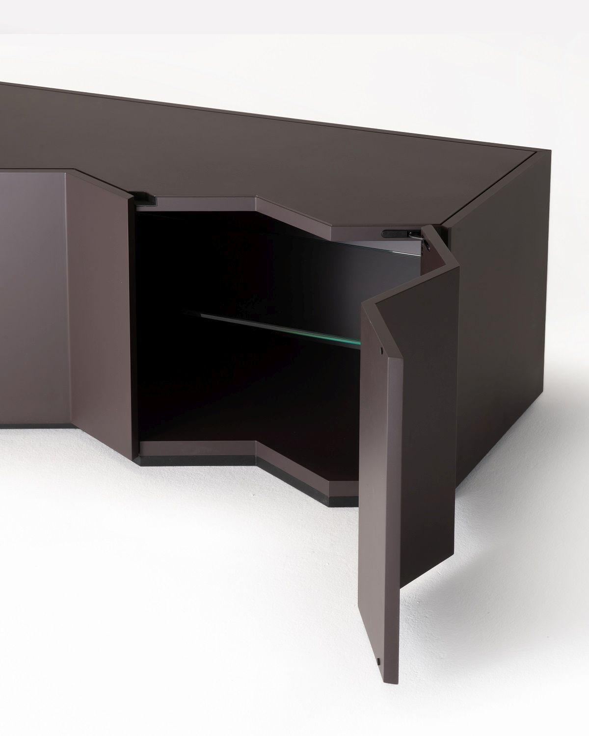 Zanotta Z24 Sideboard 727B in Braun mit geöffneter Tür und Glasboden im Innenraum.