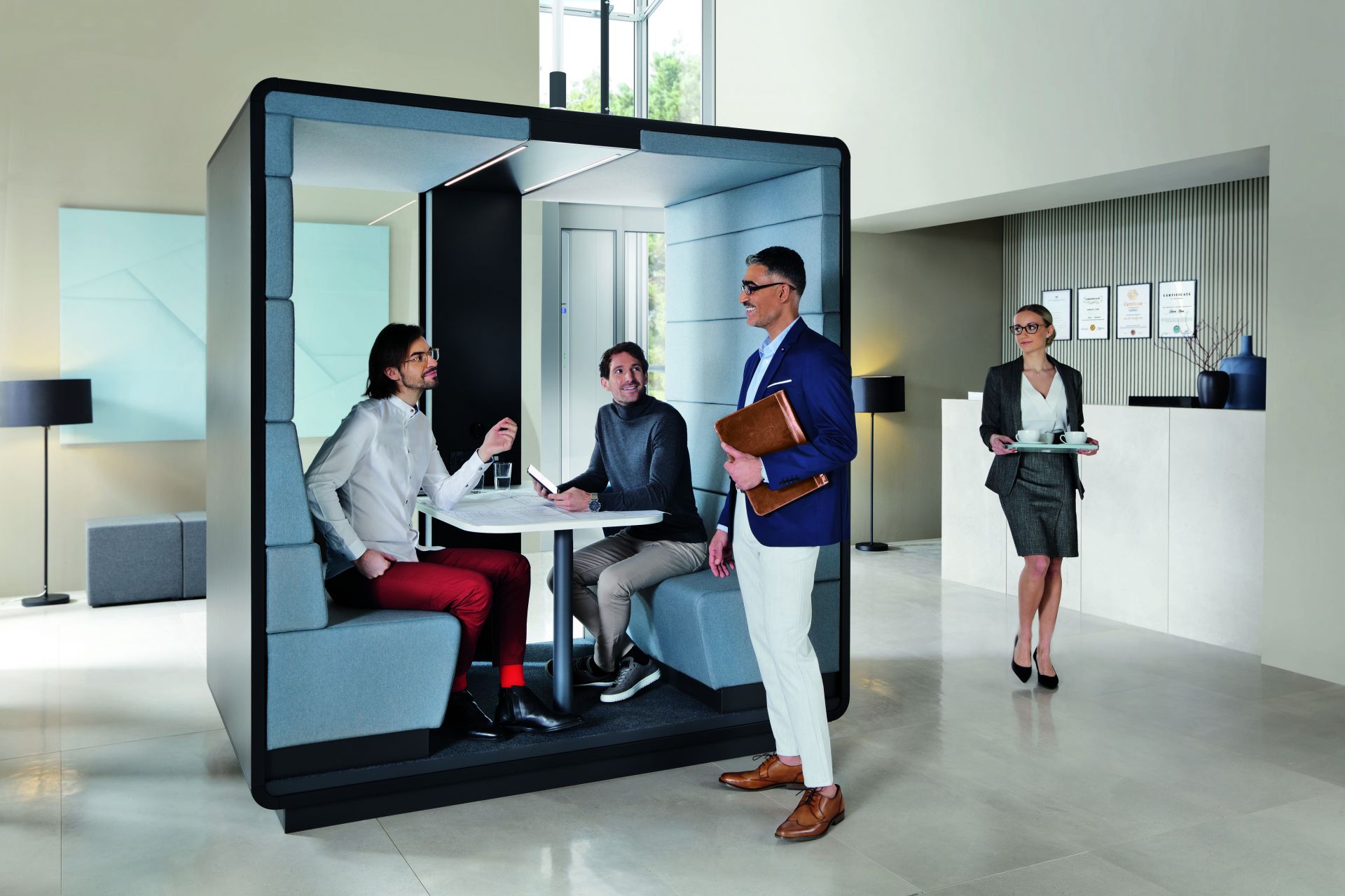 HushMeet.Open Meetingbox: Offener Besprechungsraum mit Personen in moderner Büroumgebung für Meetings und Zusammenarbeit.