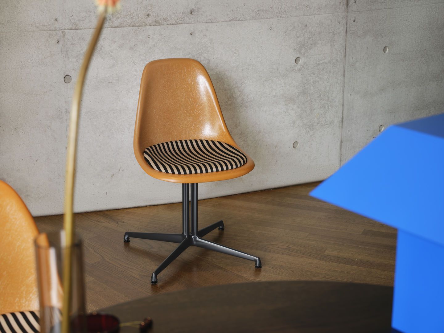 Eames Fiberglass Side Chair La Fonda Ocker Dunkel Vitra LIMITED EDITION
