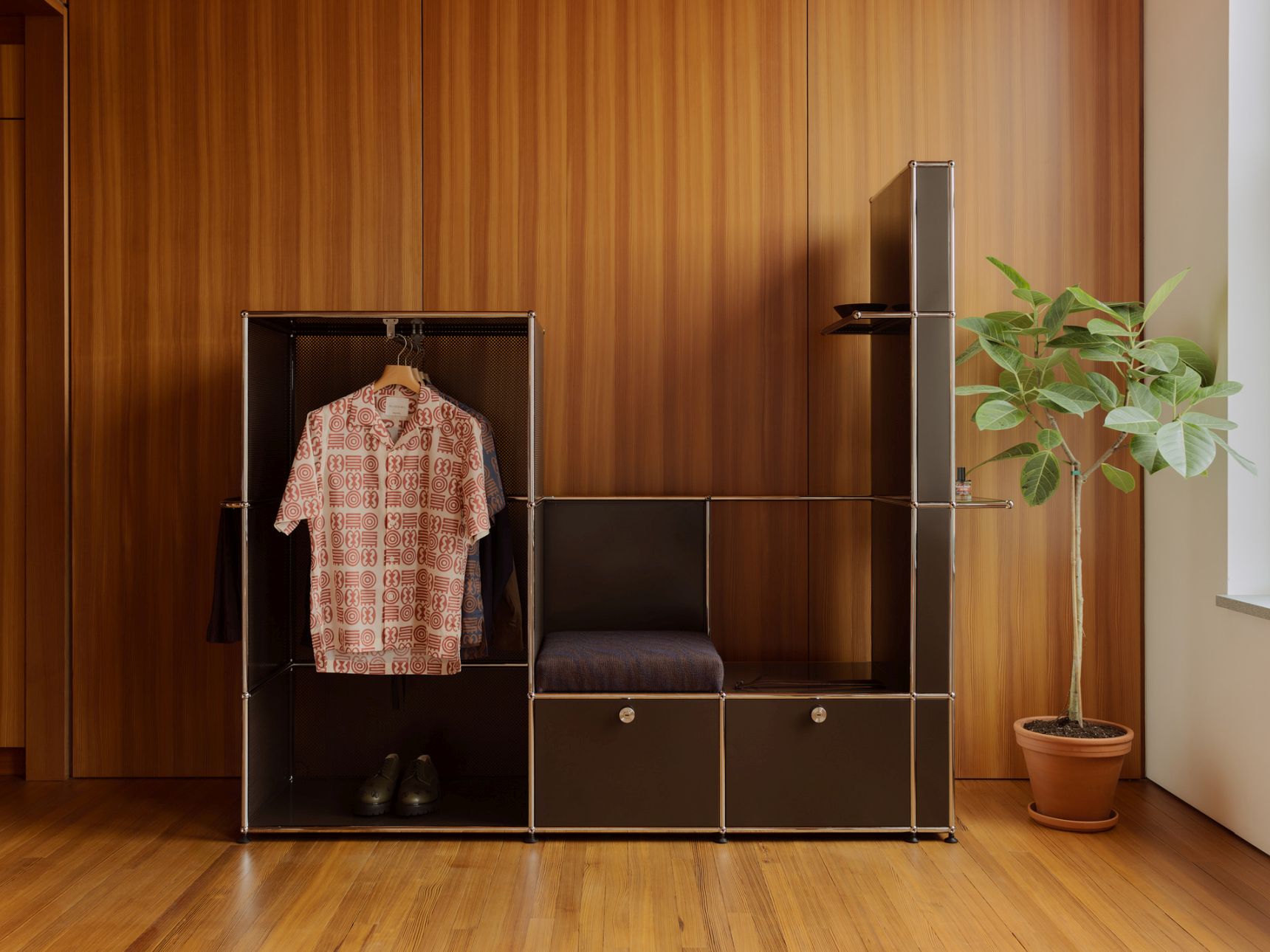 Okinka Garderobe USM Haller x Armando Cabral
