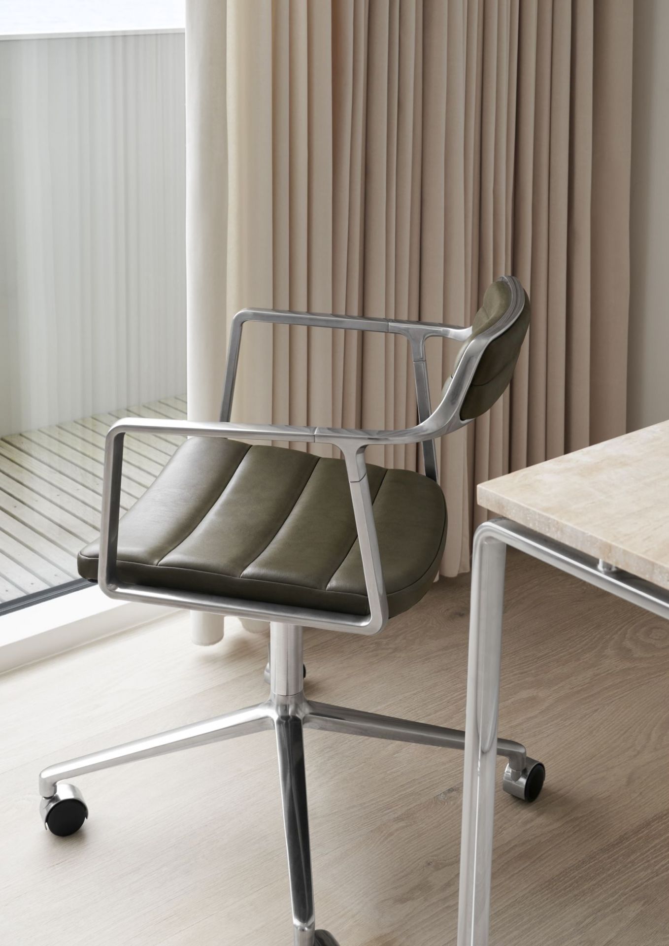 VIPP452 Swivel Stuhl mit Gleitern grünes Leder Vipp