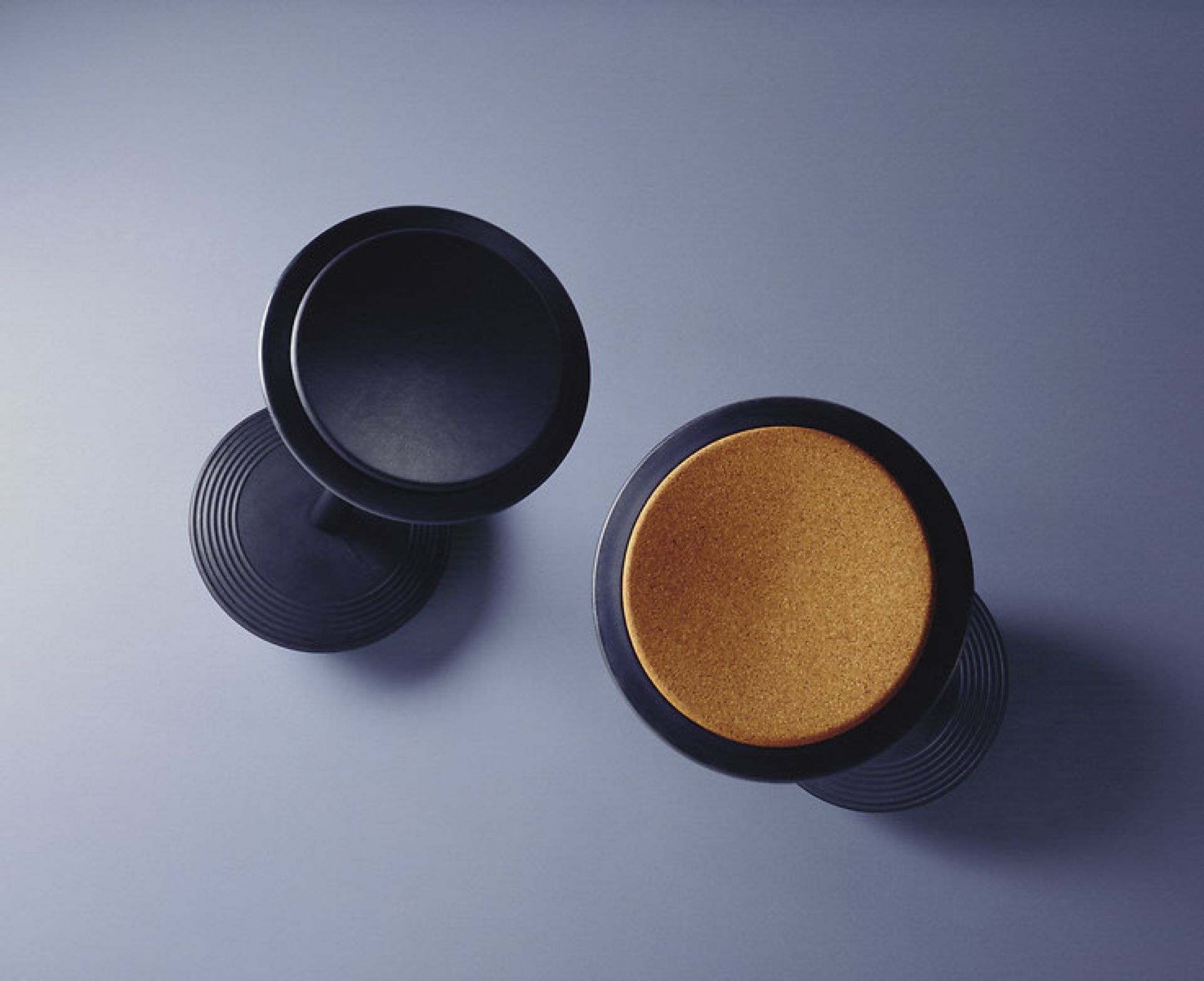 Wilkhahn Stitz Stehhilfe mit schwarzem Gestell und Sitzbezug aus Kork, ergonomischer Hocker.