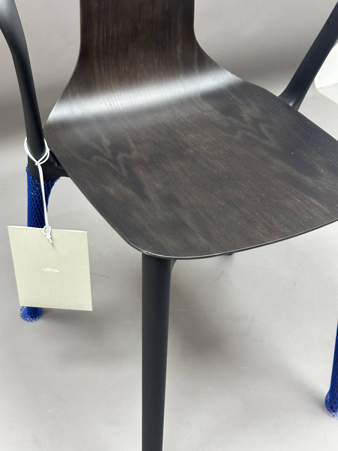 Belleville Armchair Wood Stuhl GESTELL TIEFSCHWARZ / SITZSCHALE EICHE DUNKEL Vitra MÄNGELEXEMPLAR