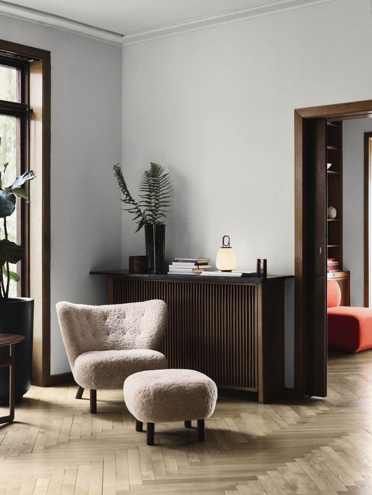 Little Petra VB1 Lounge Sessel Andtradition Walnuss - Moonlight - mit Hocker
