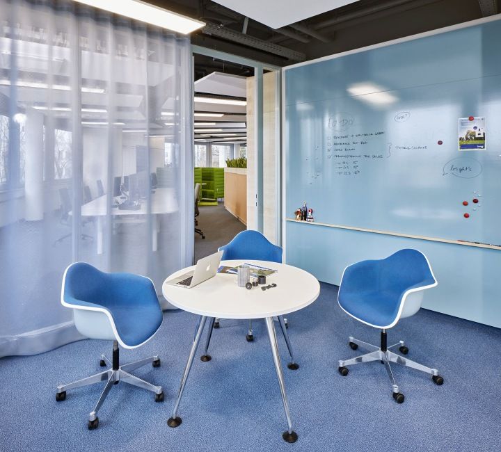 Eames Plastic Arm Chair DAL Stuhl Vollgepolstert Vitra