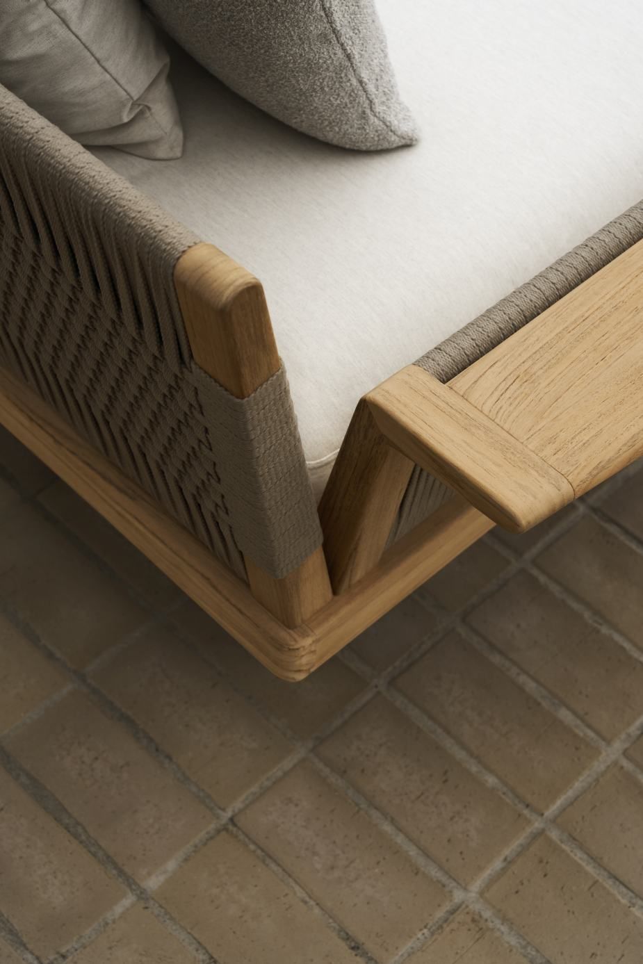E540 Embrace Sofa Modul mit Seitenlehne und Beistelltisch Outdoor Carl Hansen & Søn