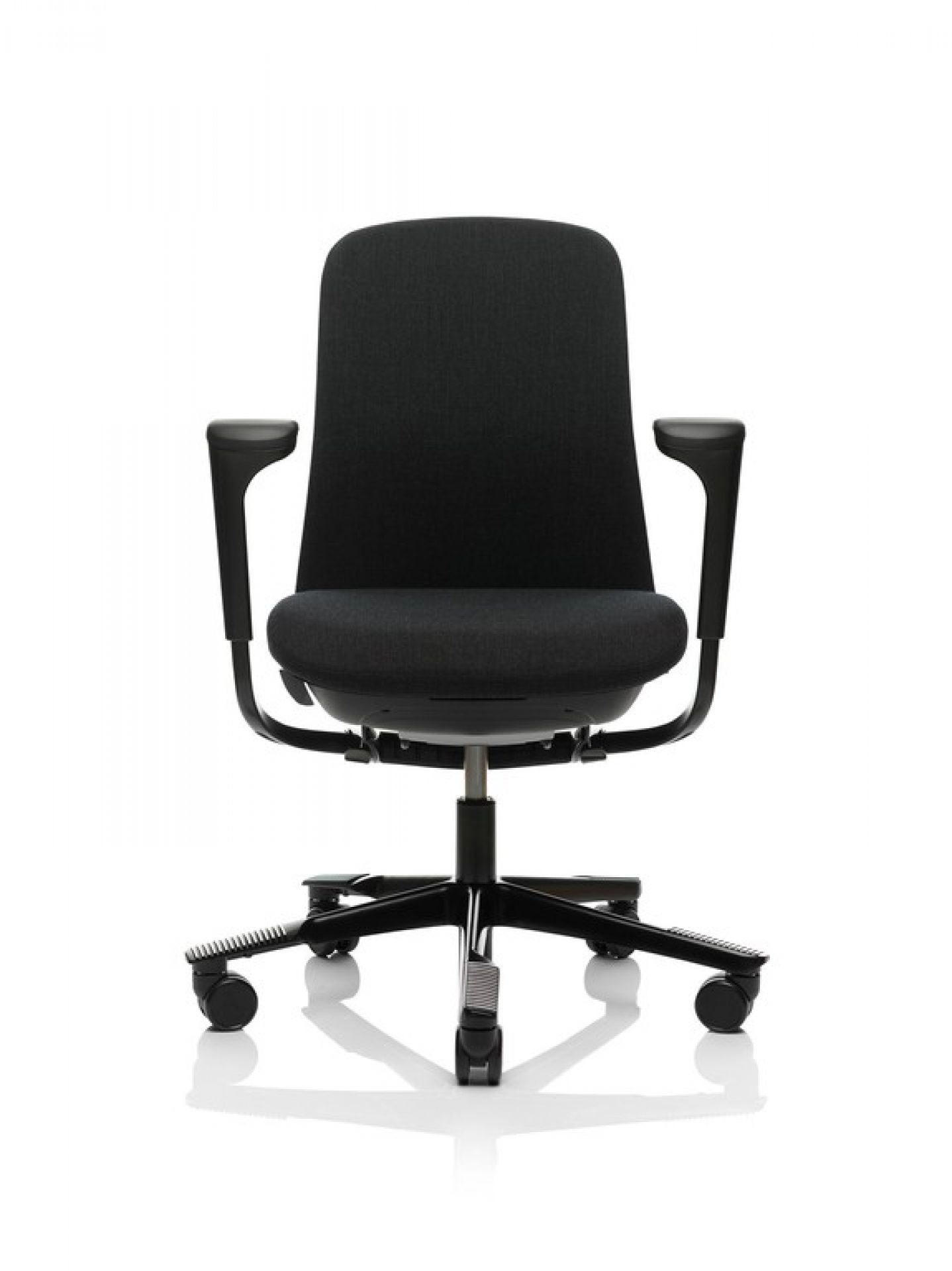 Schwarzer Sofi Arbeitsstuhl von HAG mit hoher Rückenlehne und Armlehnen, ergonomischer Bürostuhl für gesundes Sitzen.