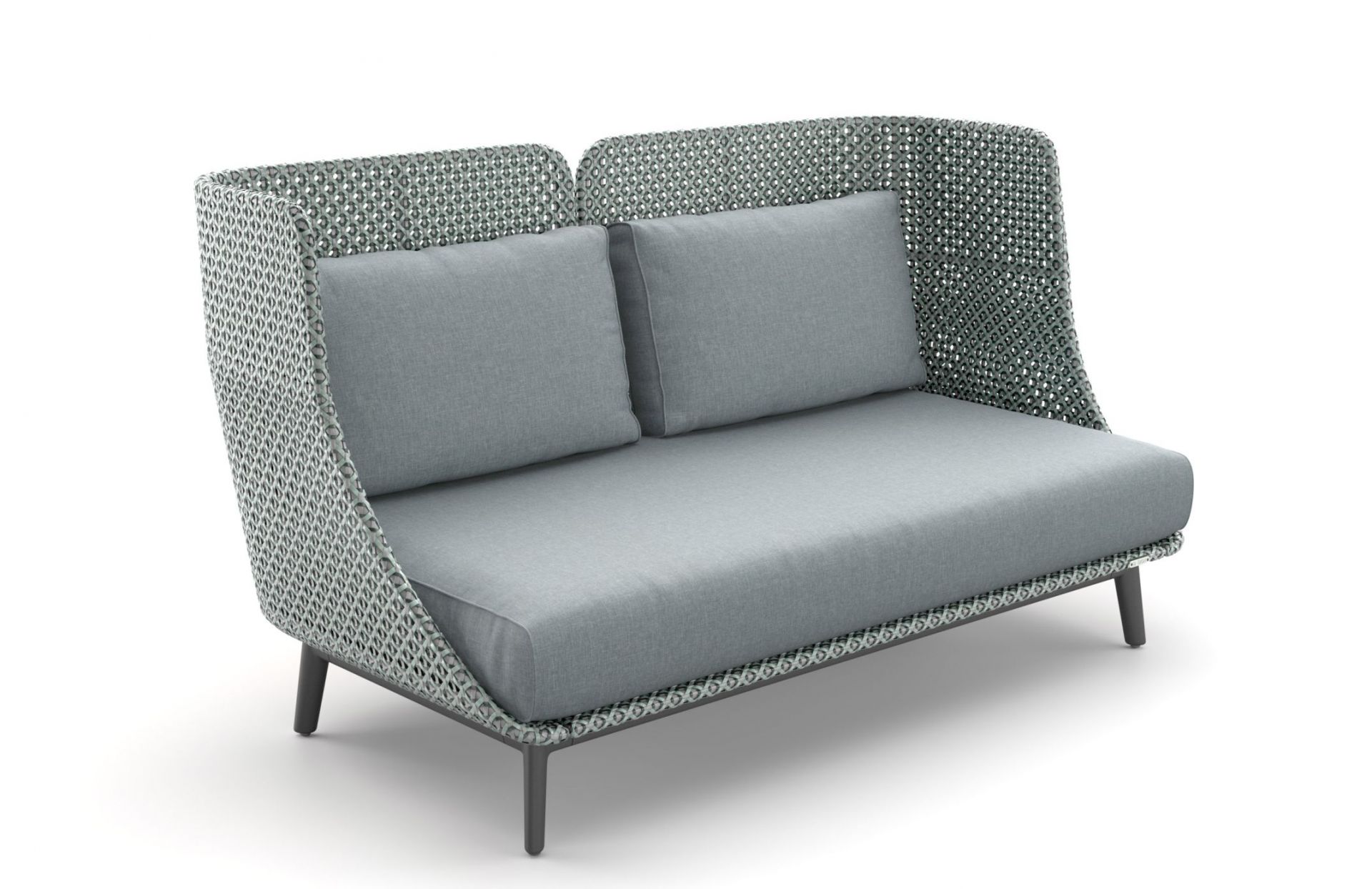 Mbarq 3-Sitzer Sofa von Dedon mit hoher Rückenlehne und grauen Polstern für den Außenbereich.