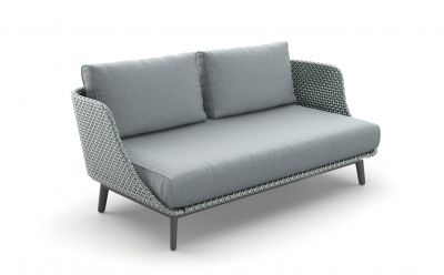Mbarq Sofa: Graues 3-Sitzer Gartensofa von Dedon mit Polster und geflochtenem Design.