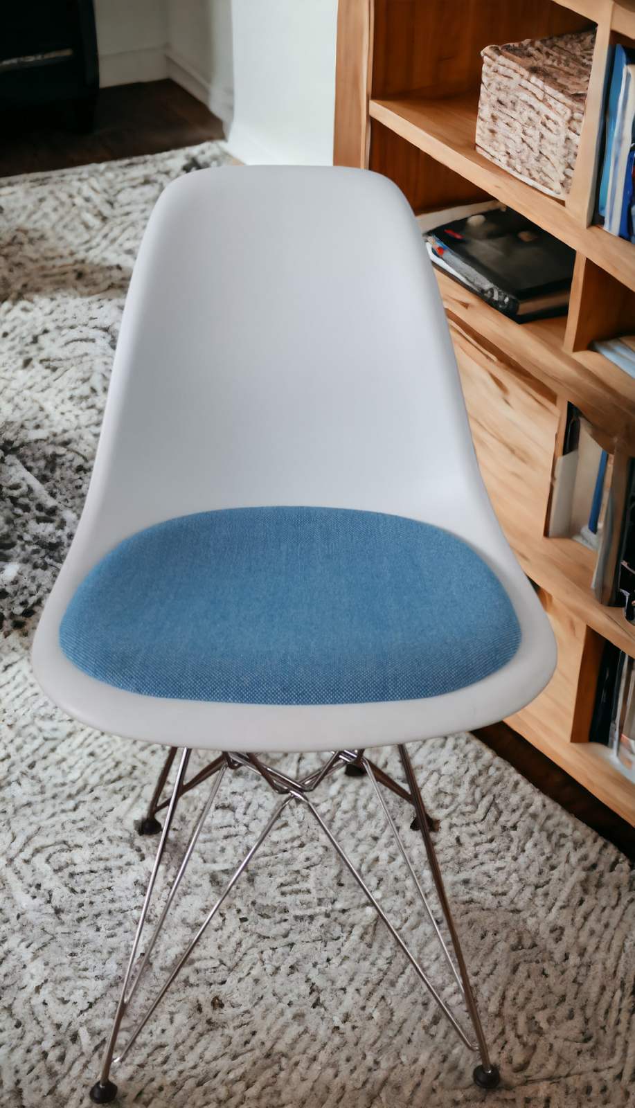 Eames Plastic Side Chair DSR Stuhl mit Sitzpolster Vitra Chrom - Hopsak BLAU, WEISS AUSSTELLUNGSSTÜCK