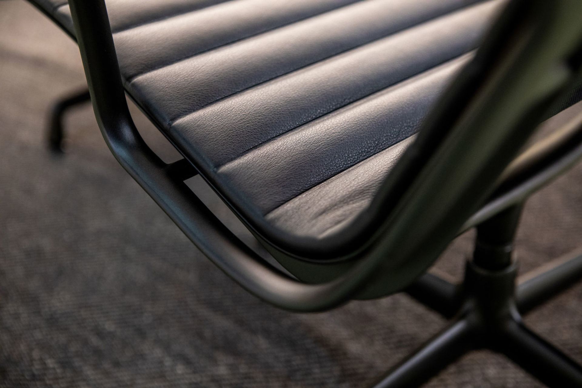 Aluminium Chair EA124 / EA 124 Sessel Vitra