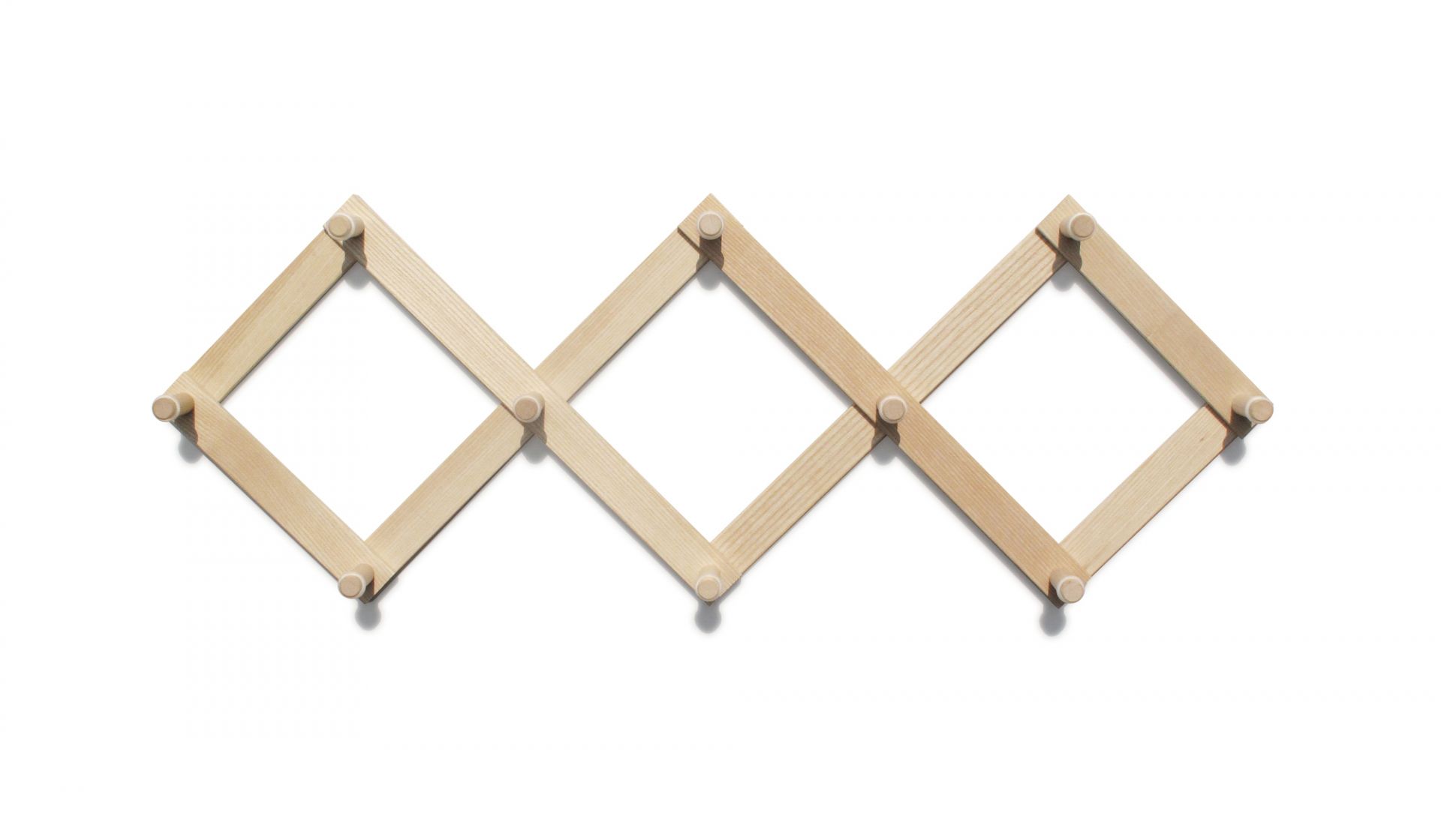 Wandgarderobe Lia aus hellem Holz, ausziehbar, mit drei Rauten und runden Haken.