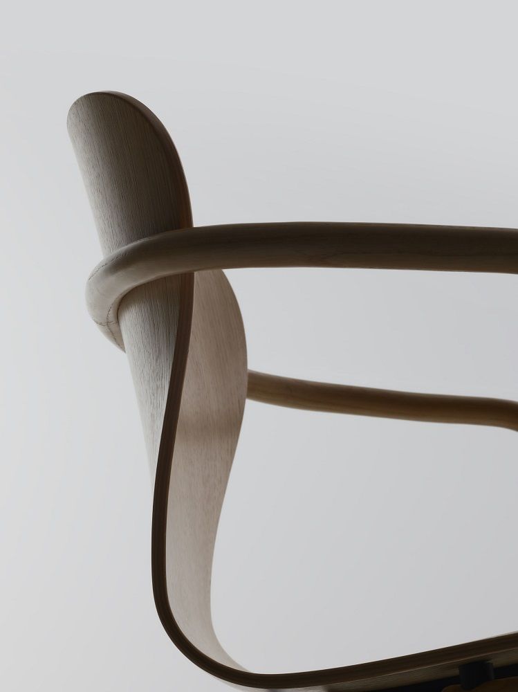 S 220 F Formholzstuhl / Stuhl mit Armlehne Thonet