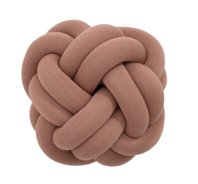 Nahaufnahme des Knot Kissen von Design House Stockholm in Rosa, dekoratives Wohnaccessoire.