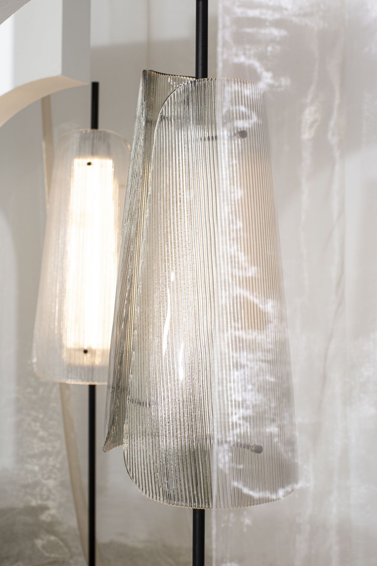 Bent Two Stehleuchte Transparent/ Schwarz mit fest verbauter LED 1600lm Pulpo