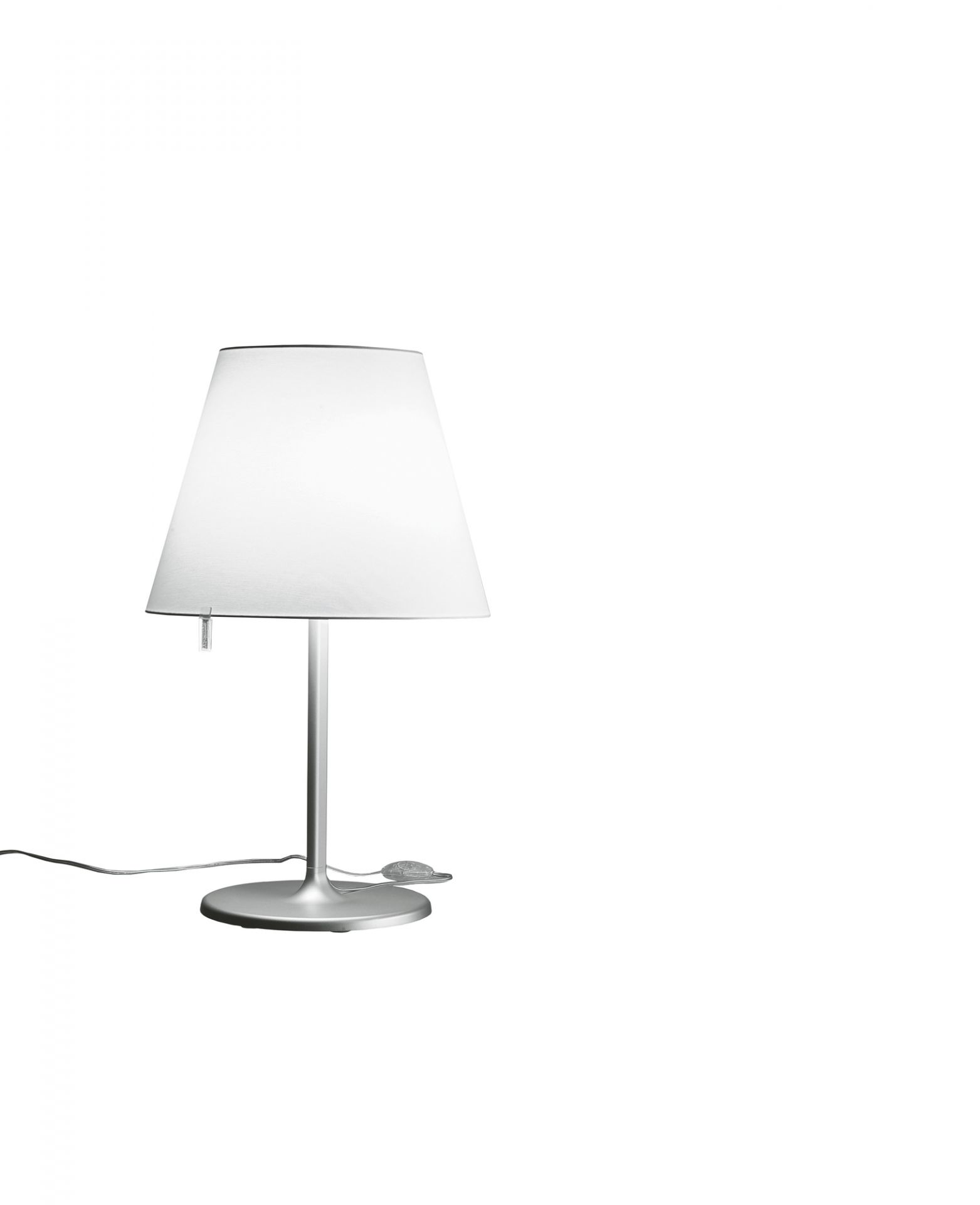 Graue Melampo Notte Tischleuchte von Artemide mit weißem Lampenschirm für Schlafzimmer und Nachttisch.
