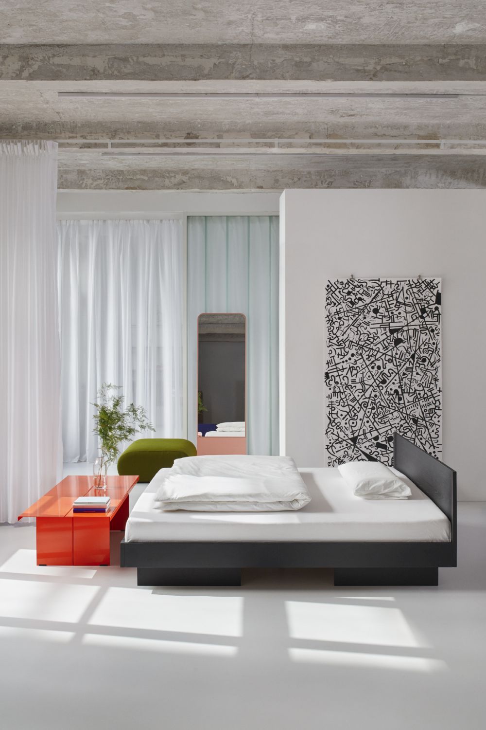 ZIANS Bett Large mit Kopfteil Eiche gewachst, Beine geteilt OUT ZIANS Bett Large mit Kopfteil Eiche gewachst, Beine geteilt OUT