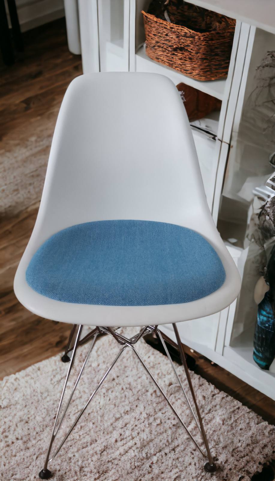 Eames Plastic Side Chair DSR Stuhl mit Sitzpolster Vitra Chrom - Hopsak BLAU, WEISS AUSSTELLUNGSSTÜCK