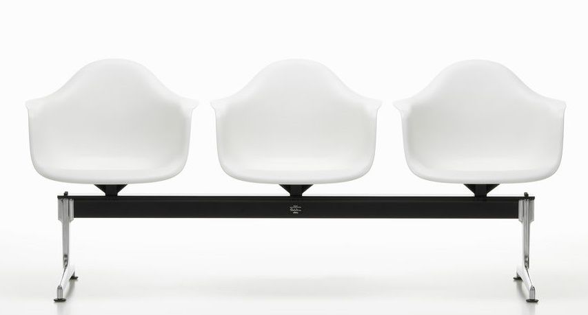 Eames Plastic Armchair RE auf Traverse Vitra