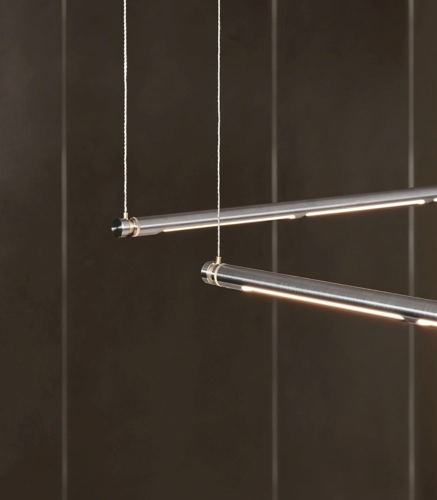 Nahaufnahme der Oneline Fritz Hansen Hängeleuchte, modernes Design mit minimalistischen, horizontalen Leuchtstoffröhren und filigranen Aufhängungen.