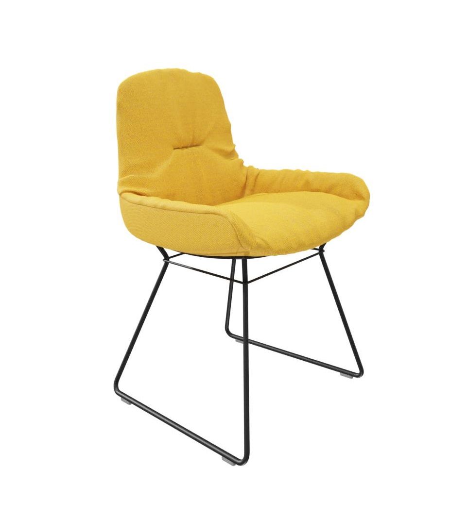 Gelber Leya Stuhl mit niedriger Armlehne und schwarzem Metallgestell, moderner Design Stuhl für Wohnzimmer.