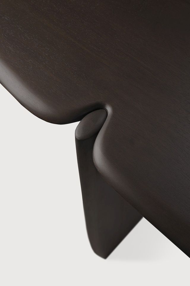 Detailaufnahme der Ethnicraft PI Konsole in Mahagoni dunkelbraun, zeigt die Holzmaserung und Form.