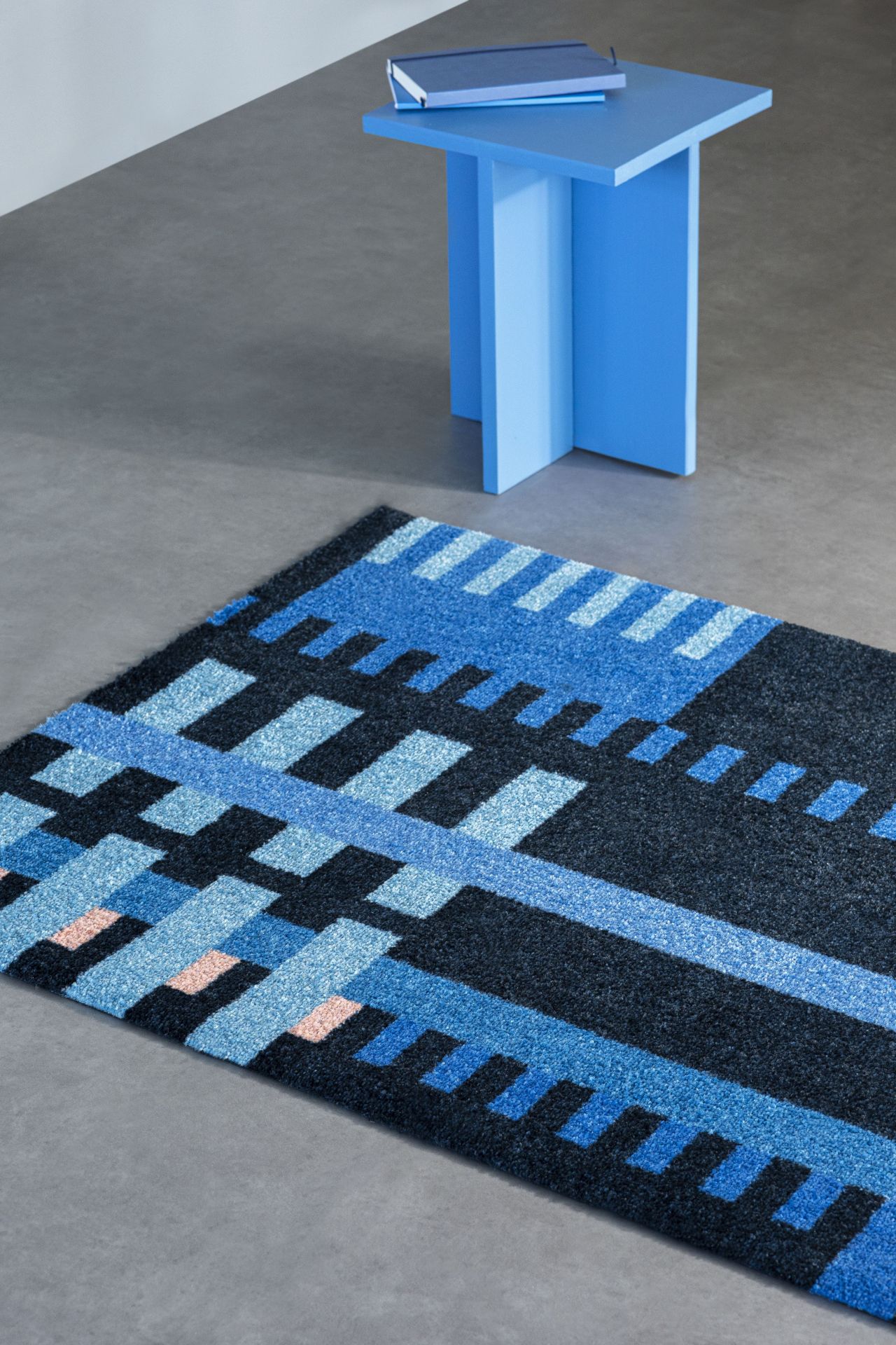 Heymat Loom Fußmatte Bauhaus Blue, 85x115 cm, mit geometrischem Muster in Blautönen. Robuste und stilvolle Eingangsmatte.