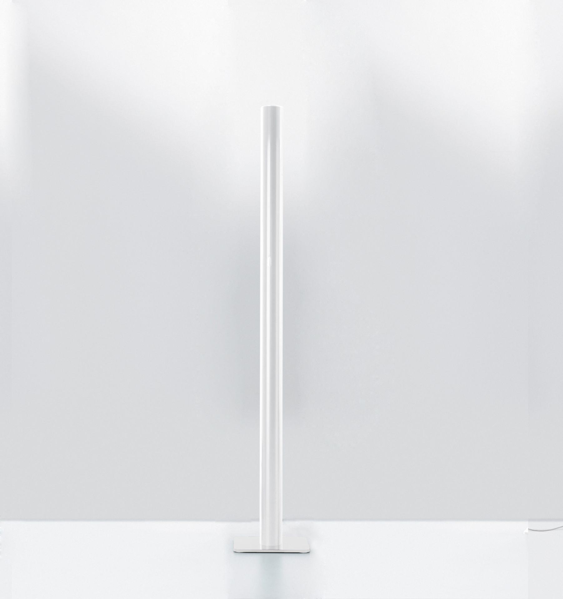Ilio LED Stehleuchte von Artemide in glänzendem Weiß. Moderne Stehlampe für Wohnzimmer.