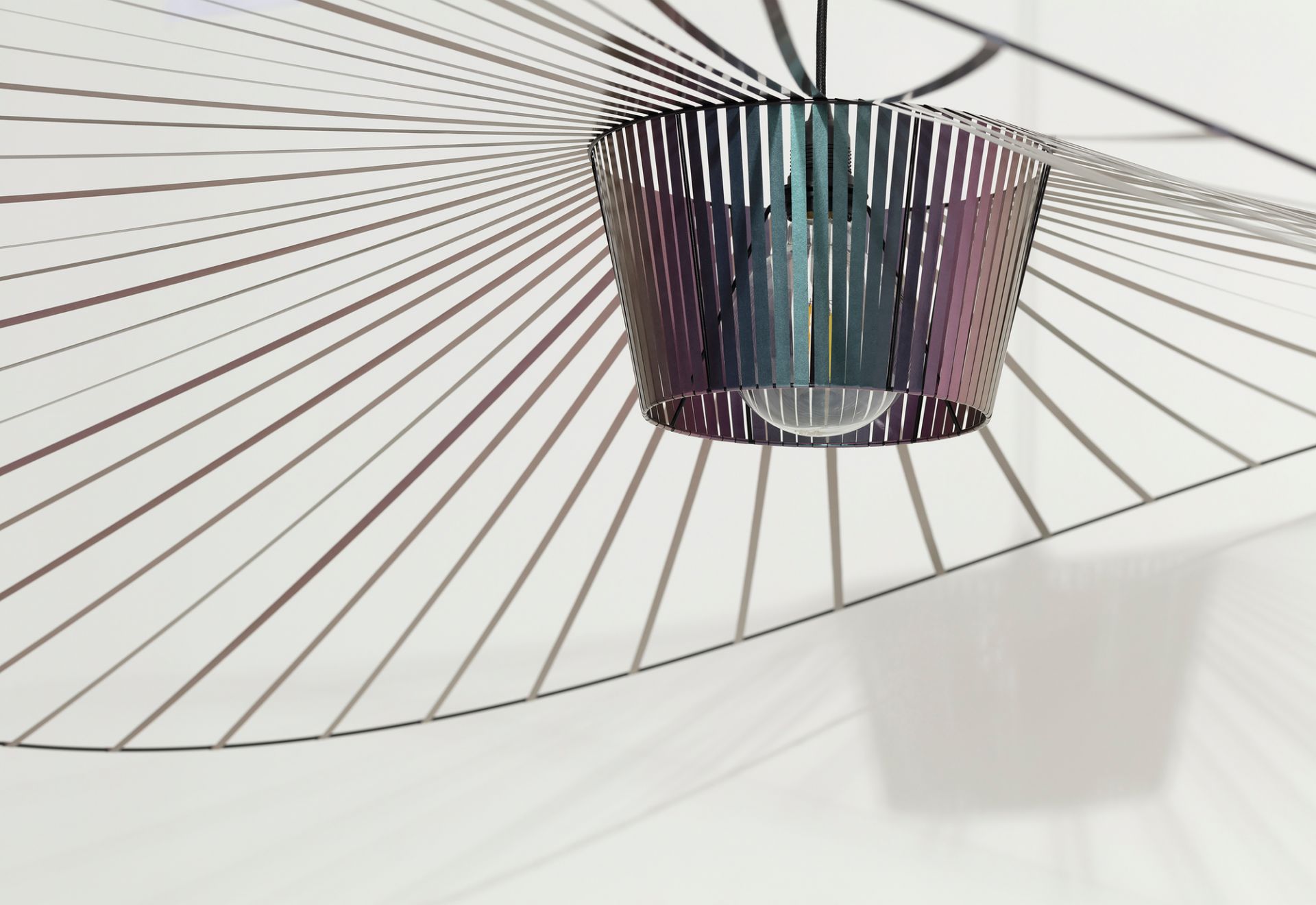 Vertigo Pendelleuchte von Petite Friture, große Hängelampe mit grafischem Schirm und kegelförmigem Lampenkörper in Farbe.