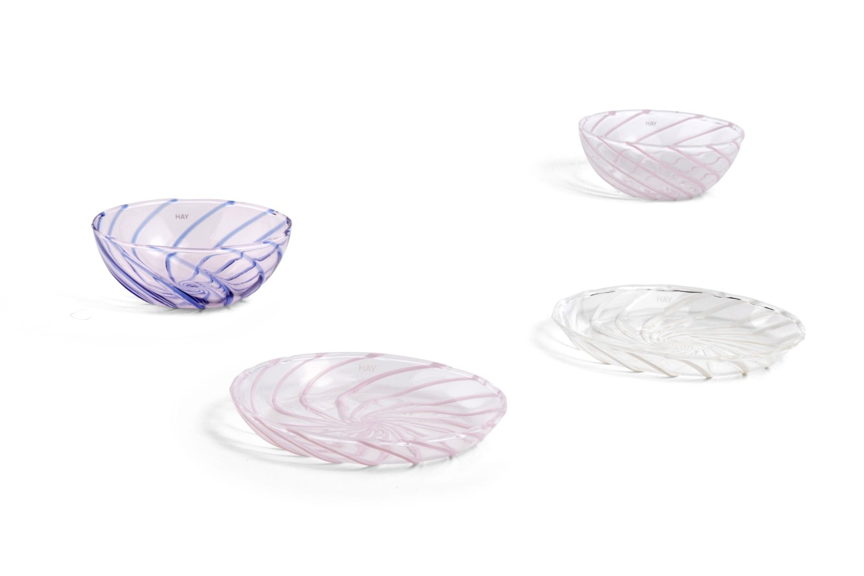 Spin Bowl Schüssel 2er Set von Hay: Hellrosa und blaue Glasschalen mit Streifenmuster.