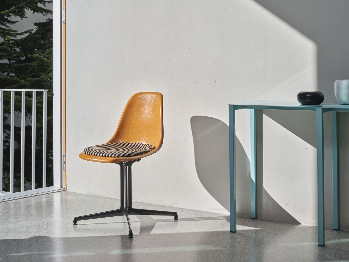 Eames Fiberglass Side Chair La Fonda Ocker Dunkel Vitra LIMITED EDITION