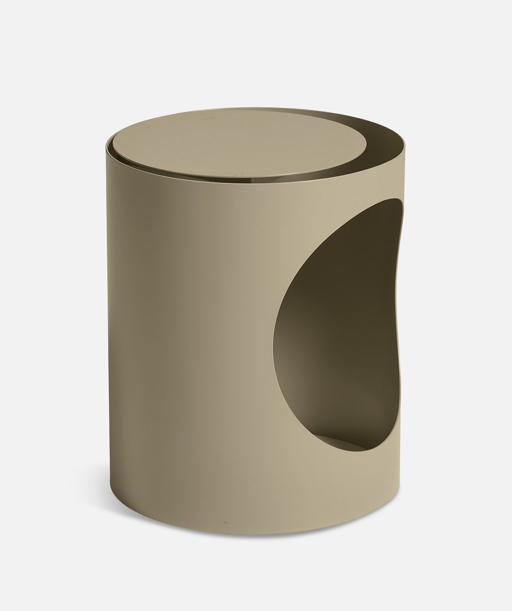 Tabl / Hidn Side Table: Grau-beige Beistelltisch mit runder Form und Ablagefach.