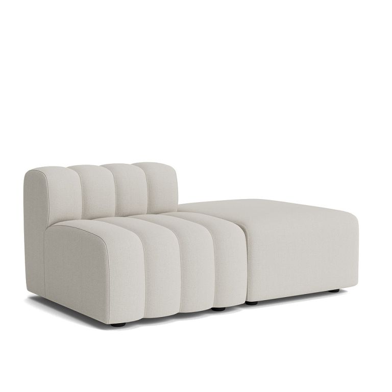 Studio Outdoor Modulsofa von Norr11 in Beige, bestehend aus Sessel und Ottomanen-Modul.