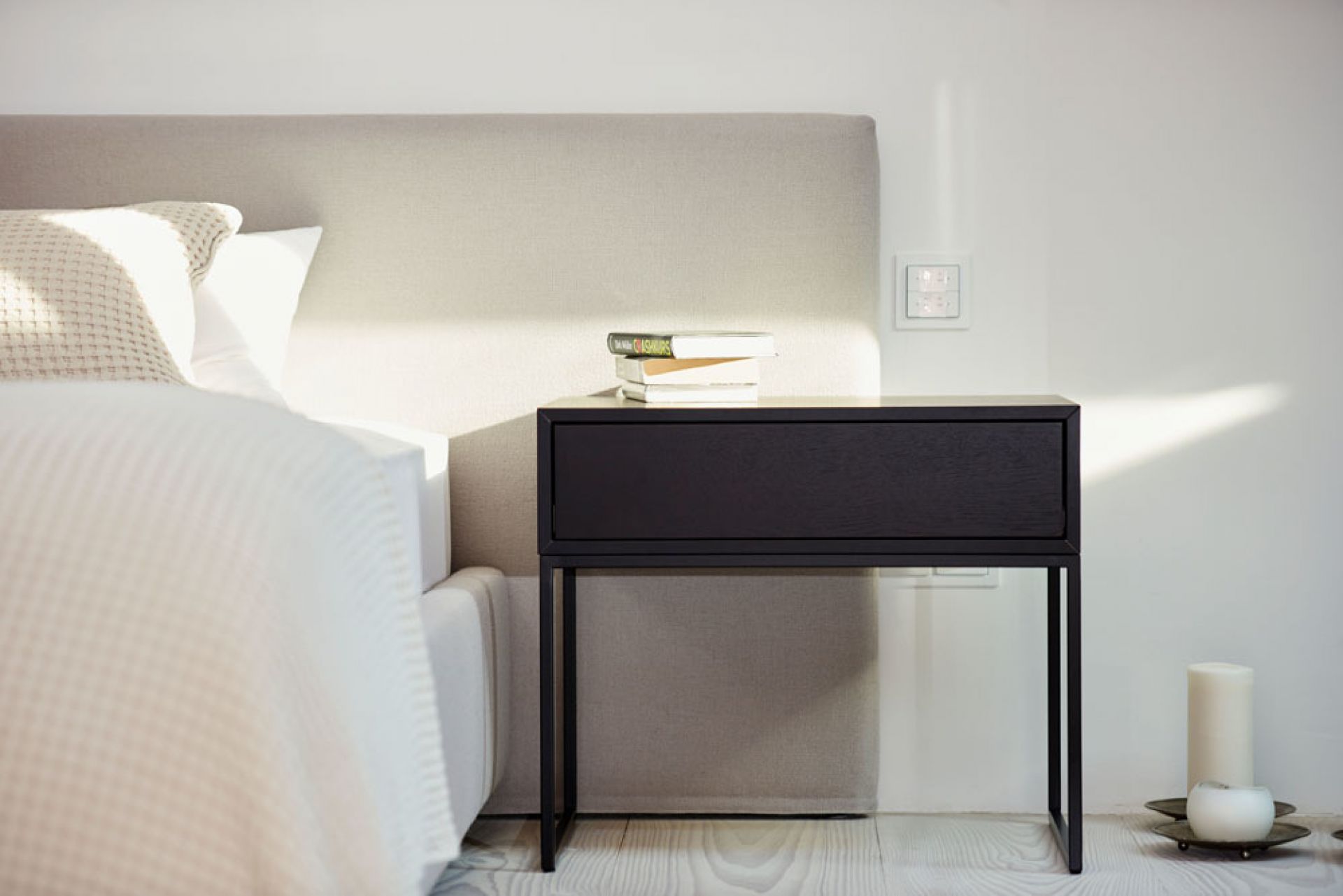 Schwarzer Dina Beistelltisch von Jan Kurtz aus Esche neben einem Bett mit Nachttischlampe.